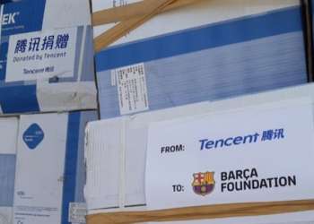 برشلونة يوزع مواداً صحية تبرعت بها شركة صينية