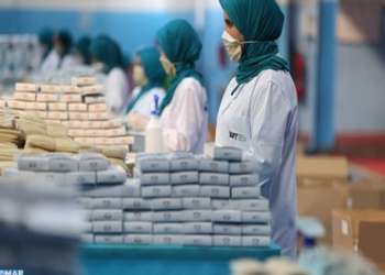 كوفيد-19: وزارات الصحة والصناعة والشغل تحث أرباب ومسيري المقاولات والوحدات الصناعية والإنتاجية على تعزيز التدابير الوقائية والاحترازية