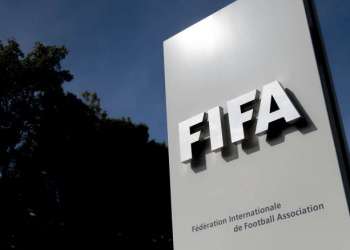 “فيفا” يقترح إجراء 5 تبديلات في المباراة بسبب “كورونا”