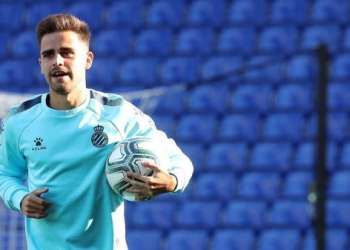 لاعب إسبانيول يؤكد أن زملاءه المتعافين من كورونا «لم يعودوا كما كانوا»