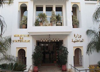 الداخلية توقف عون سلطة بمديونة اعتدى على مسن طالبه بالمساعدة الغذائية