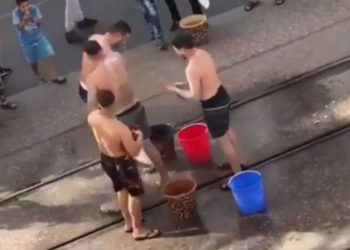 تداول فيديو استحمام 4 شبان بشارع في الدارالبيضاء في عزّ الطوارئ