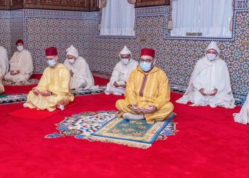 أمير المؤمنين يؤدي صلاة عيد الفطر المبارك