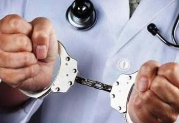 إيداع طبيب وشريكه السجن في قضية استغلال قاصرين جنسيا