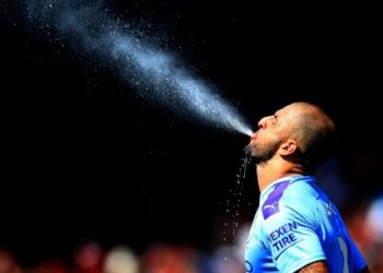 البصق قد يكلف اللاعب الحرمان 12 مباراة!