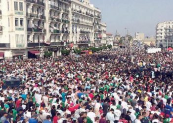 خبير سلفادوري يسلط الضوء على عزلة الجزائر على الساحة الدولية