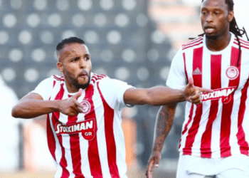 يوسف العربي يسجل ويقود أوليمبياكوس للفوز بلقب بطلا الدوري اليوناني