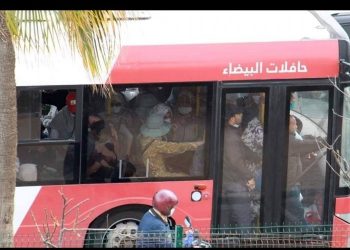 صورة تدفع لفتح تحقيق بخصوص مدى احترام إجراء التباعد الاجتماعي داخل إحدى الحافلات بالبيضاء
