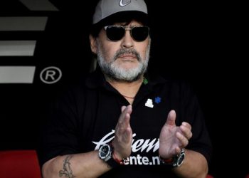 مارادونا يمدد عقده مع نادي لا بلاتا الأرجنتيني