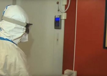 إصابة ممرضة بكوفيد-19