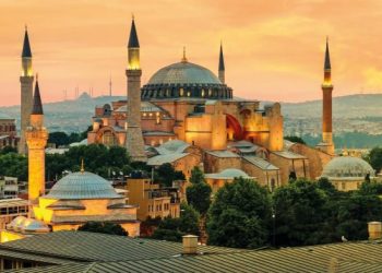 تركيا : صور الفسيفساء لشخصيات مسيحية في “آيا صوفيا” ستغطى بستائر خلال الصلوات