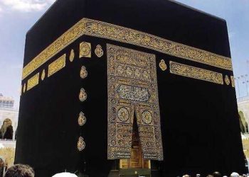 الكعبة تكتسى بالثوب الأغلى فى العالم.. 670 كيلو من الحرير و 120 كيلو ذهب