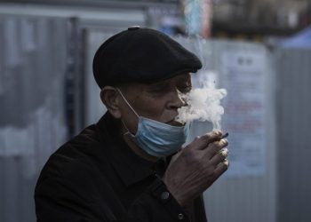 دراسة : بسبب كوفيد-19 الأشخاص المدخنين معرضون لاضطرابات في الدماغ