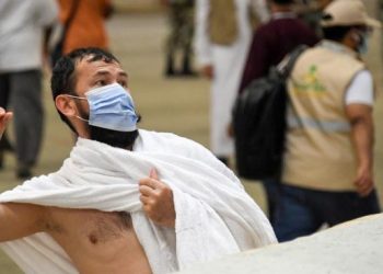 الحجاج يرمون جمرة العقبة بحصوات معقمة في أول أيام عيد الاضحى