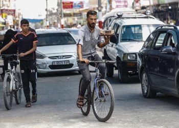 قهوة على دراجة هوائية وأول خدمة توصيل في قطاع غزة