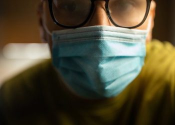 خبير يعطي حيلة لمنع البخار عن النظارة عند ارتداء الكمامة