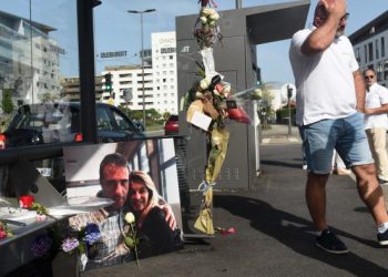 وفاة سائق حافلة فرنسي تعرض للضرب بعد طلبه من ركاب وضع كمامات