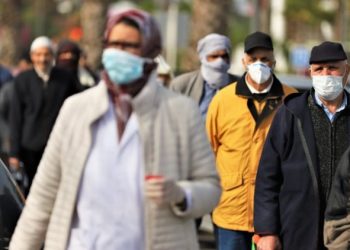 تازة.. تحرير مخالفات لمواطنين لعدم ارتداء “الكمامات الواقية”