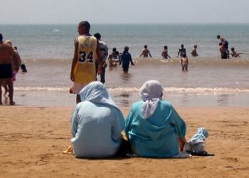 معاد لمرابط: كورونا لا ينتقل  عبر ماء البحر