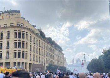 لبنانيون غاضبون يرفعون مشانق “يوم الحساب” في وسط بيروت بعد انفجار المرفأ