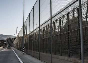 وفاة مغربي خلال محاولته تسلق الشباك الحدودي بمليلية للعودة إلى المغرب