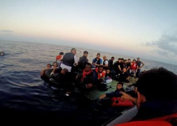 إنقاذ 21 مهاجرا بعرض البحر
