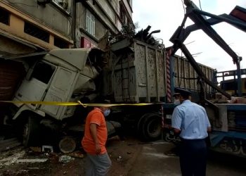 سائق شاحنة يصطدم بمحل تجاري ويصاب بجروح في البيضاء