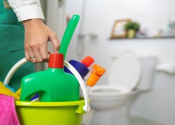 خبراء يُحذرون من خلط قاتل لمنتجين للتنظيف