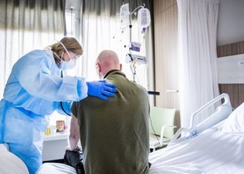 ناجون من كوفيد-19 يشتكون : تساقط الشعر من الآثار الجانبية طويلة الأمد لـ”كوفيد-19″
