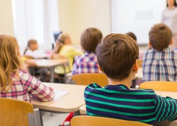 إسبانيا تجرِّم امتناع الآباء عن إرسال أبنائهم إلى المدرسة بسبب كورونا