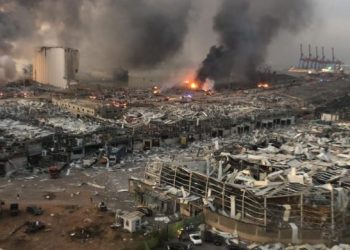 لبنان .. تحذيرات من خطر التسمم بغازات سامة منبعثة من انفجار مرفأ بيروت