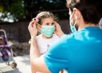 أخيرا .. منظمة الصحة تحسم جدل وضع الأطفال للكمامات