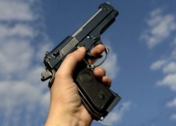 إشهار المسدسات لإيقاف شخص عرض المواطنين لتهديد جدي