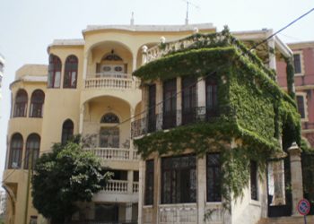 خلية أزمة من متطوعين تغيث الأحياء المتضررة في بيروت