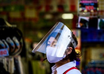 دراسة : دروع الوجه لا تمنع انتشار فيروس كورونا في الهواء