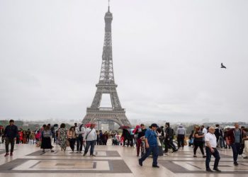 إخلاء برج إيفل بسبب مزاعم بوجود قنبلة