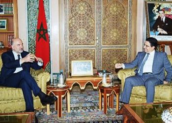 بوريطة يتباحث مع المفوض الأوروبي لسياسة الجوار والتوسع