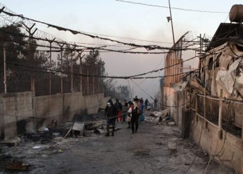 حريق بأكبر مخيم للاجئين في اليونان يضم مغاربة