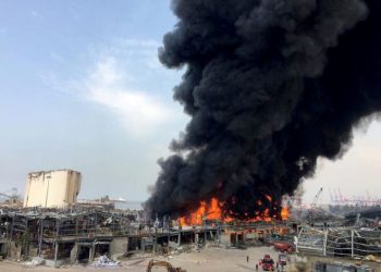 اندلاع حريق ضخم في مرفأ بيروت