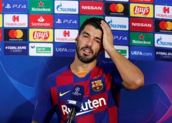 سواريز يغادر برشلونة باكيا