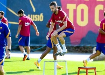 سواريز يظهر في تداريب برشلونة انتظاراً لحسم مستقبله