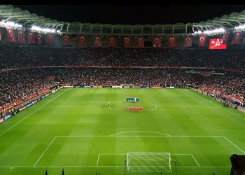 الاتحاد التركي لكرة القدم يتراجع عن قراره بعودة الجماهير للملاعب