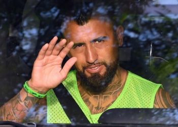 برشلونة يقر باقتراب فيدال من الرحيل للإنتر
