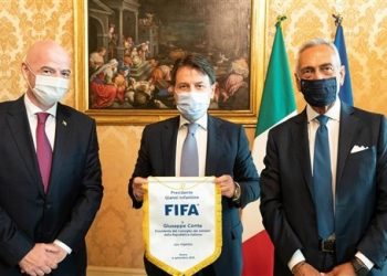 إنفانتينو: هدفنا إعادة فتح الملاعب لكن الأولوية للصحة