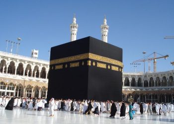 السلطات السعودية تعلن عودة تدريجية لمناسك العمرة