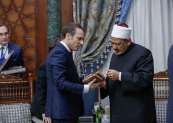 الأزهر يرد على تصريحات ماكرون عن الإسلام الـ “عنصرية”