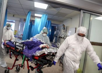 أطباء يحذرون من امتلاء رئات بعض مرضى “كوفيد-19” بهذه المادة