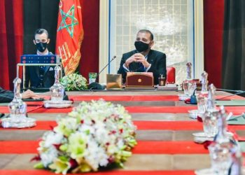 الملك ينبه العثماني والرباح من “تعطل” أوراش الطاقات الريحية والشمسية