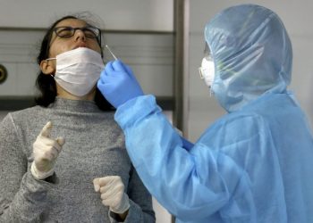 تسرب السائل الدماغي من أنف امرأة بعد اختبار “كوفيد-19”