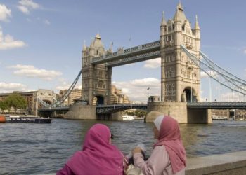 طعن سيدتين مسلمتين في فرنسا ونزع حجابهن في أعقاب مقتل المعلم الفرنسي